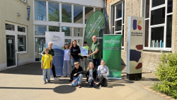 Stiftungsbotschafterin Nadine Hoppe (Mitte) übergab die Urkunde der Town&Country Stiftung an Sabine Timm und Knut Wischmann von der Bürgerstiftung Königs Wusterhausen. Mit einer Förderung von 1.000 Euro wird das Projekt „Grundschulkinder erleben Demokratie“ unterstützt. Foto: LebensTraum Hausbau GmbH